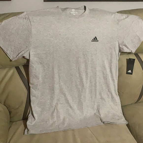 Adidas T-Shirt NWT Size 2XL . Men’s small logo tee - Picture 1 of 4